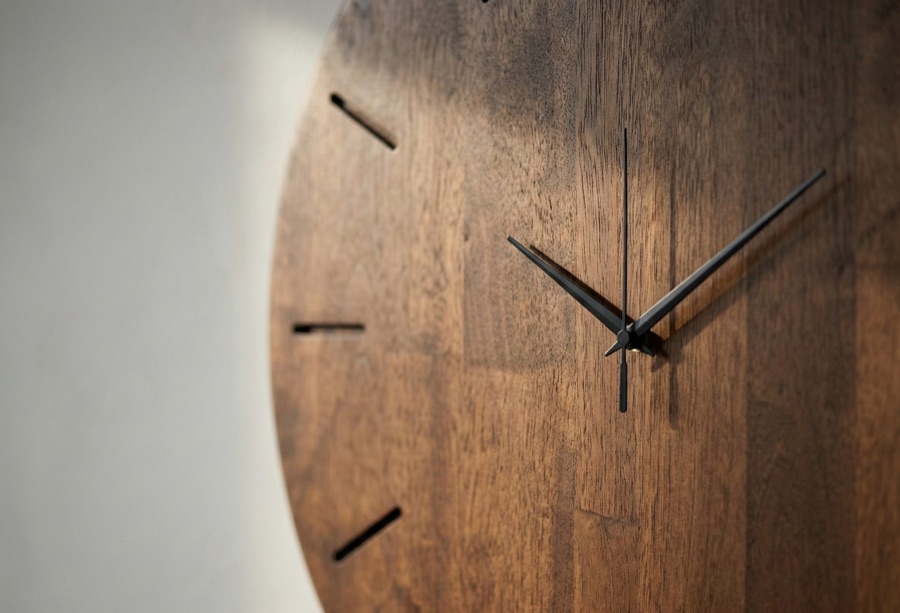 Ahşap duvar saati — sade kadran detay